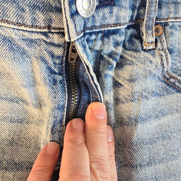 American Eagle Strigid High Rise Distressed Denim Shorts Light Wash Blue Size 6 - Picture 9 of 16